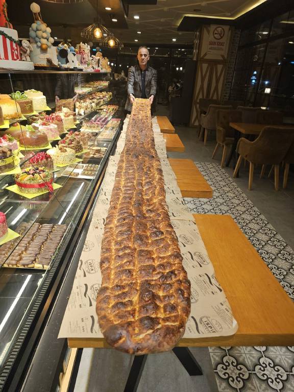 Düzce'de, Ramazan’a özel 4 metrelik pide yapıldı…