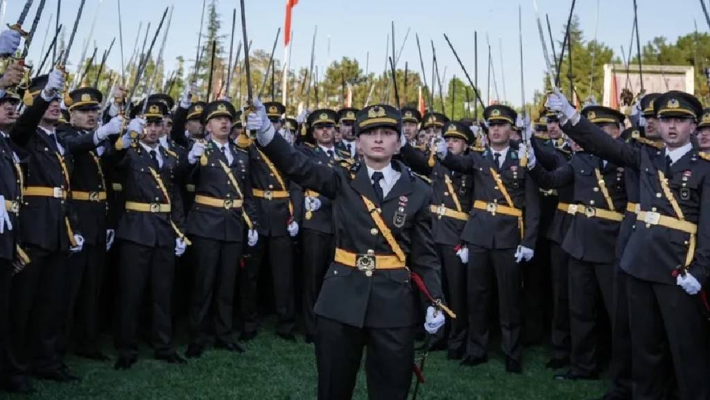 Teğmenlerin ihracına karşı çıkan Tuğgeneral Hakan Tutucu emekliliğini istedi