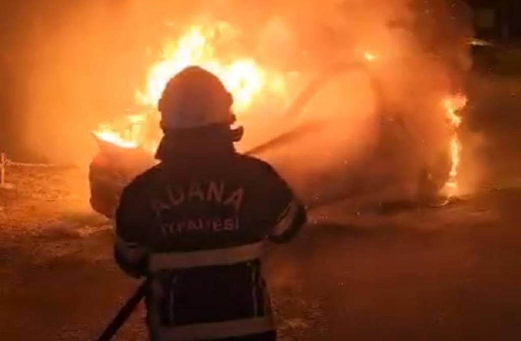 Adana'da bir kişi, annesinin otomobilini yaktı