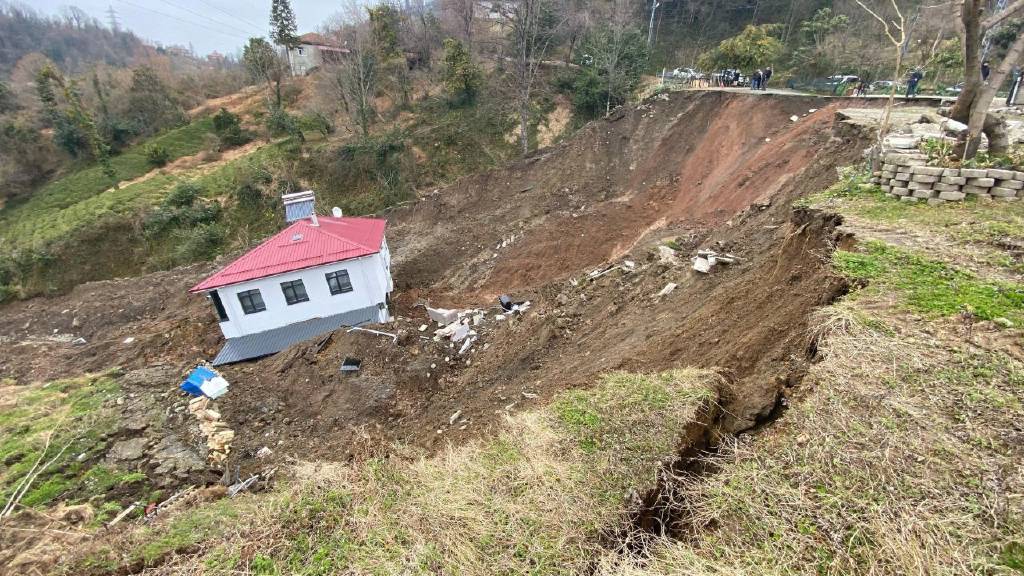 Artvin’de heyelan felaketi! İki katlı ev metrelerce sürüklendi