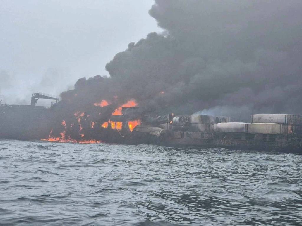 İngiltere açıklarında gemi kazası: Tanker ve ve yük gemisi çarpıştı