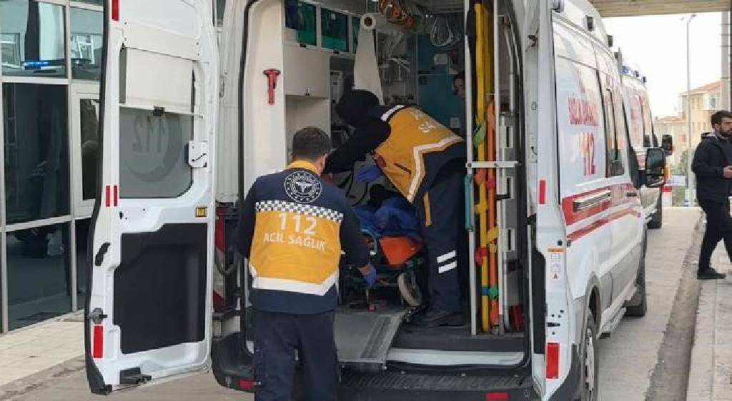 Aldatıldığını düşünen adam, karısı ile evinde gördüğü adamı bıçakladı