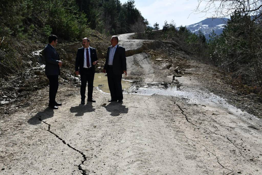 Kastamonu’da heyelan sebebiyle yol, 4 metre kaydı!