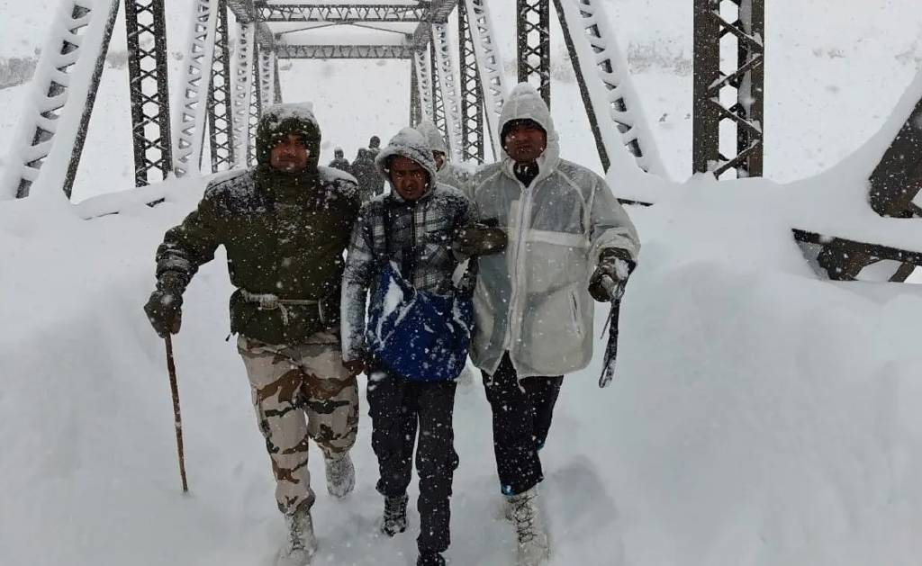 Hindistan'da çığ felaketi: 46 işçi kurtarıldı, 8 ölü