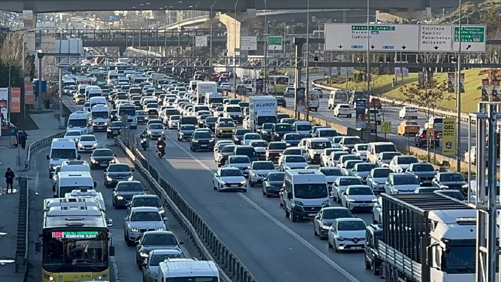 İstanbul’da iftar öncesi trafik yoğunluğu yüzde 80'e ulaştı!