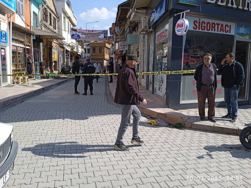 Afyonkarahisar'da 18 yaşındaki genç, 6 kişiyi vurdu!