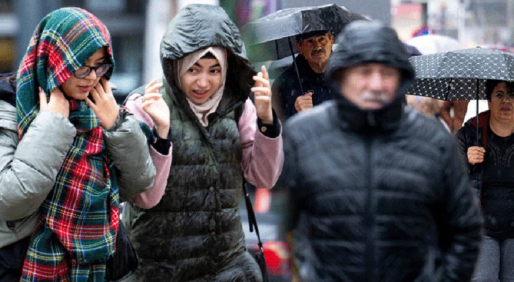 İstanbul'a kar geri dönüyor! Sıcaklık 22 derece düşecek...