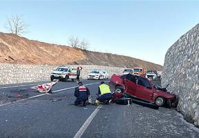Uşak'ta otomobil ile kamyonet çarpıştı: 2 ölü 1 yaralı