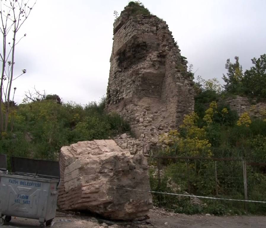 İstanbul’daki deprem esnasında, sur duvarından dev parça düştü!