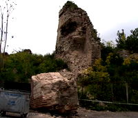 İstanbul’daki deprem esnasında, sur duvarından dev parça düştü!