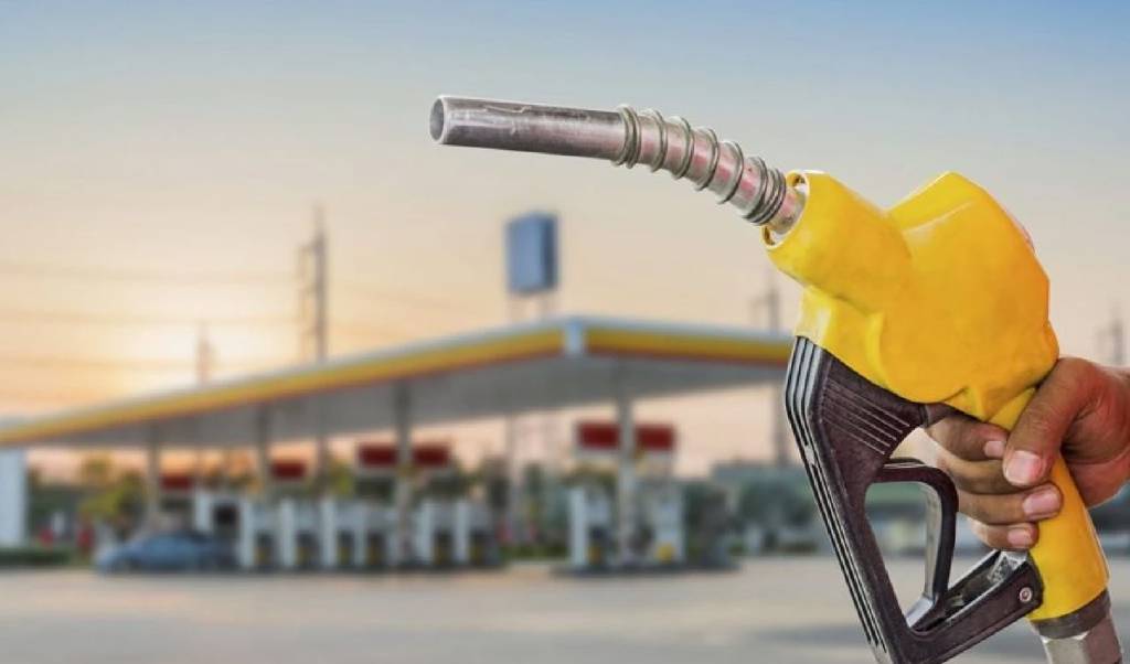 Araç sahiplerine müjde! Benzine büyük indirim geliyor...