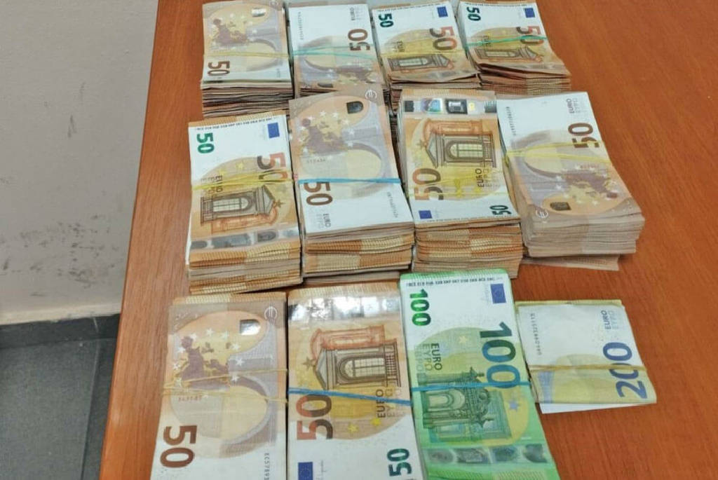 Hava filtresi içine gizlenen 102 bin euro ile yakalandı!