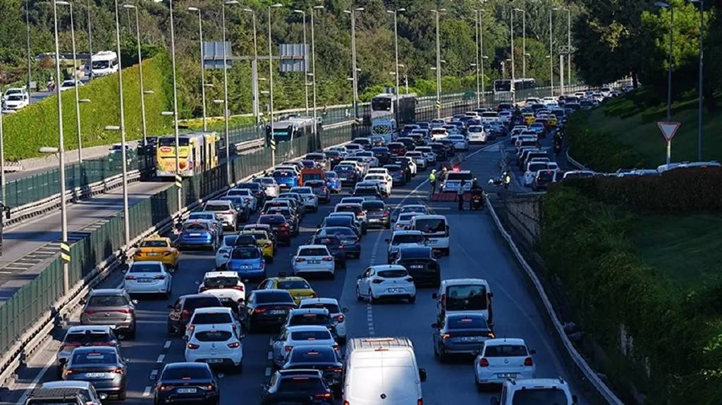 Trafik kilitlendi! Deprem sonrası İstanbul'da trafik yoğunluğu yüzde 76'ya çıktı!