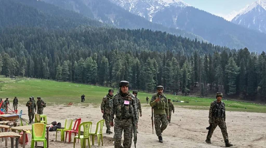 Hindistan-Pakistan arasındaki 740 kilometrelik fiili sınırda çatışmalar 6'ncı gecesinde…