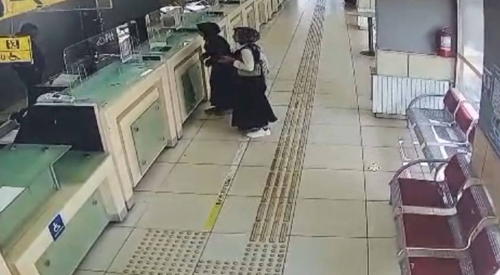 Şanlıurfalı 2 kadın, yerde bulduğu bin 250 doları sahibine ulaştırdı…