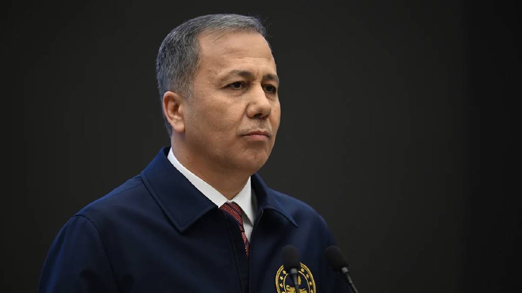 Bakan Yerlikaya'dan deprem açıklaması! "Riskli binalara girilmemeli"