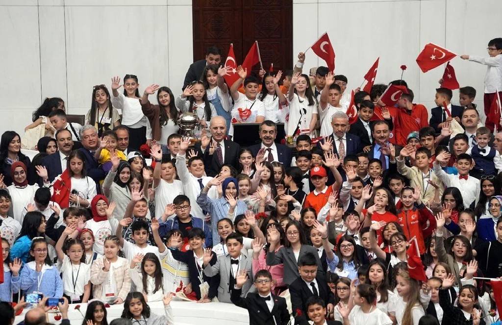 Meclis'te renkli görüntüler! Numan Kurtulmuş koltuğunu Küçük Berra'ya devretti...