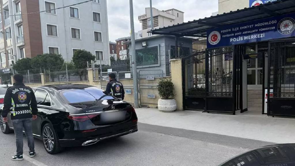 Ali Yerlikaya açıkladı! Sosyal medyada gündem olan Beşiktaş'taki aracın çakarı iptal edildi...