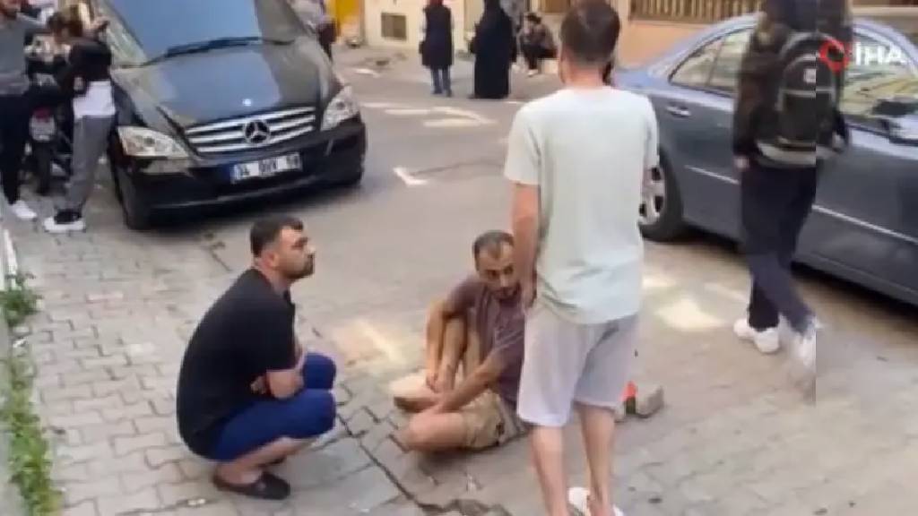  İstanbul'da bir kişi depremde balkondan atlayarak yaralandı