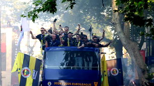 Fenerbahçe Beko şampiyonluk kupasını kaldırıyor: Bağdat Caddesi Sarı-Lacivert!