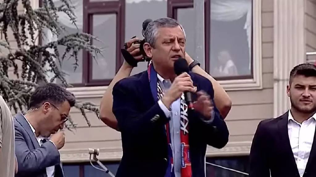 Özgür Özel'den sert sözler: "Bir santim eğilirsek millete diz çöktürürler"