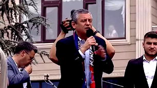Özgür Özel'den sert sözler: "Bir santim eğilirsek millete diz çöktürürler"