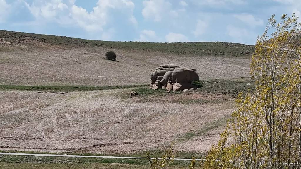Sivas’ta şaşırtan görüntü: Esrarengiz kayalar mahalleyi heyecanlandırdı