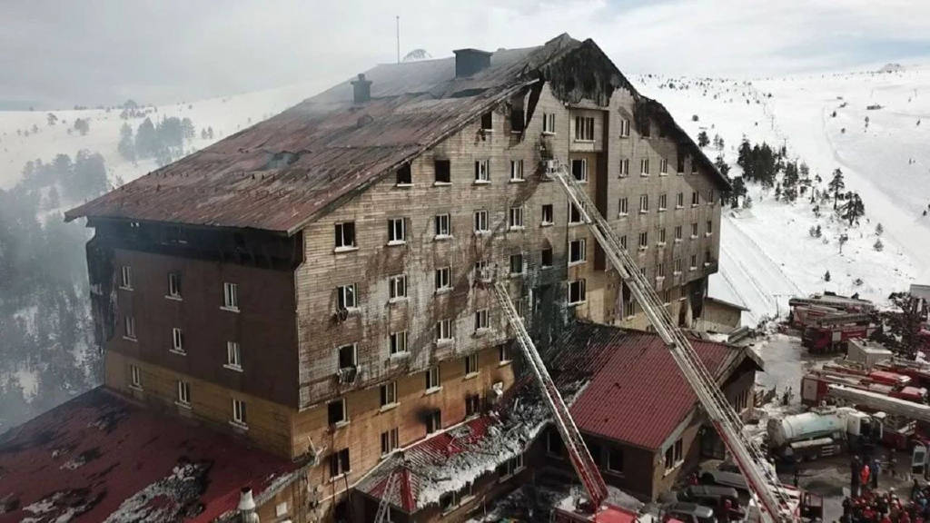 Kartalkaya faciasında skandal görüntüler! Otel çalışanları, 78 can yerine arabalara koştu!