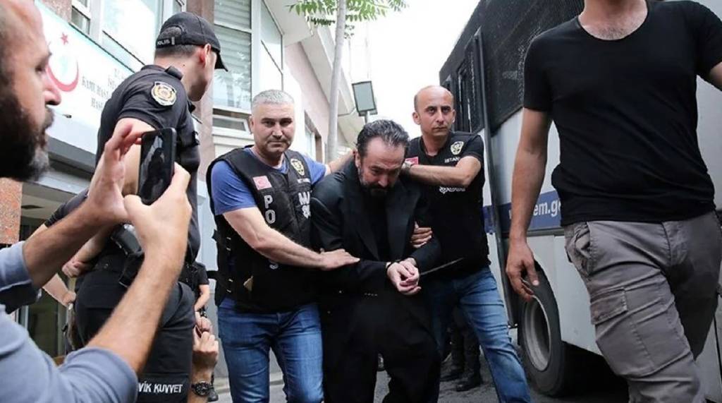 Adnan Oktar, İmamoğlu ile başladı, kediciklerle bitirdi! ‘Kadınların bana olan sevgisi çok kıskanıldı’