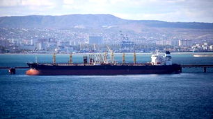 Karadeniz’de petrol sızıntısı: Rus tatilciler plajlardan vazgeçmiyor