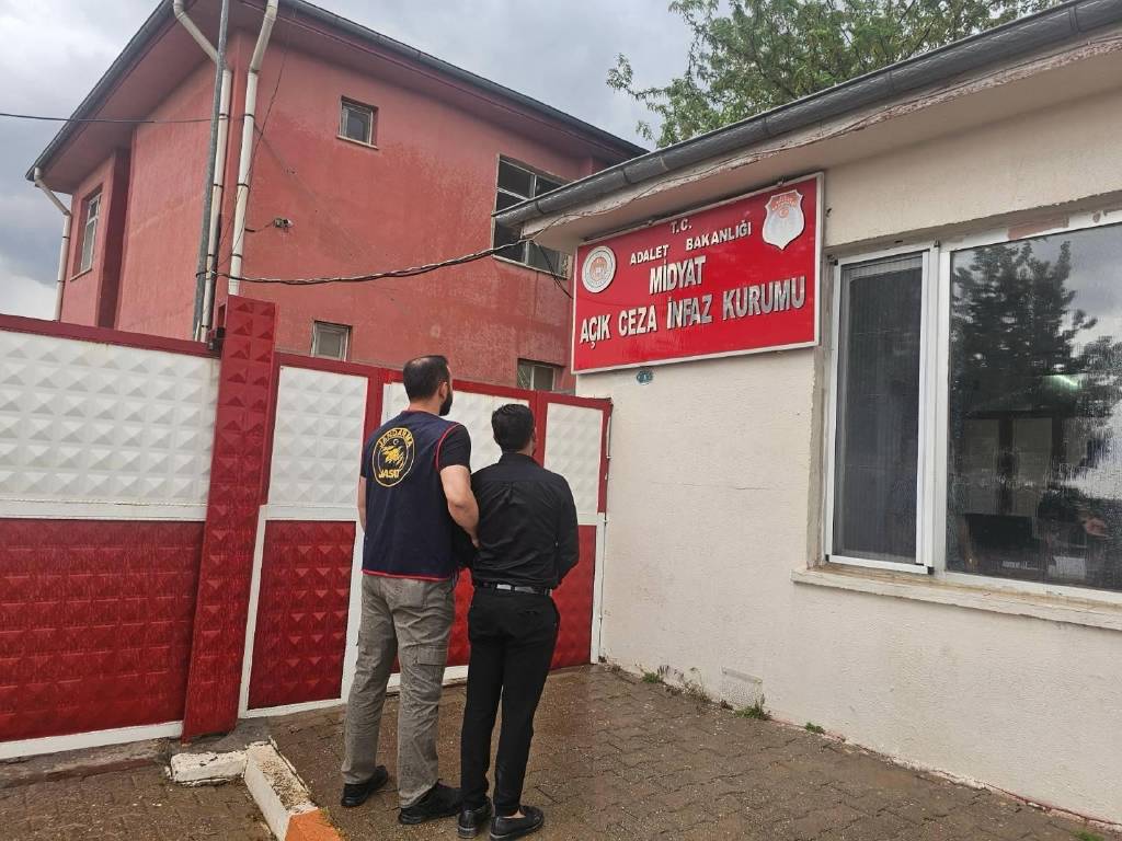 Mardin’de bir firari, düğünde bağlama çalarken yakalandı