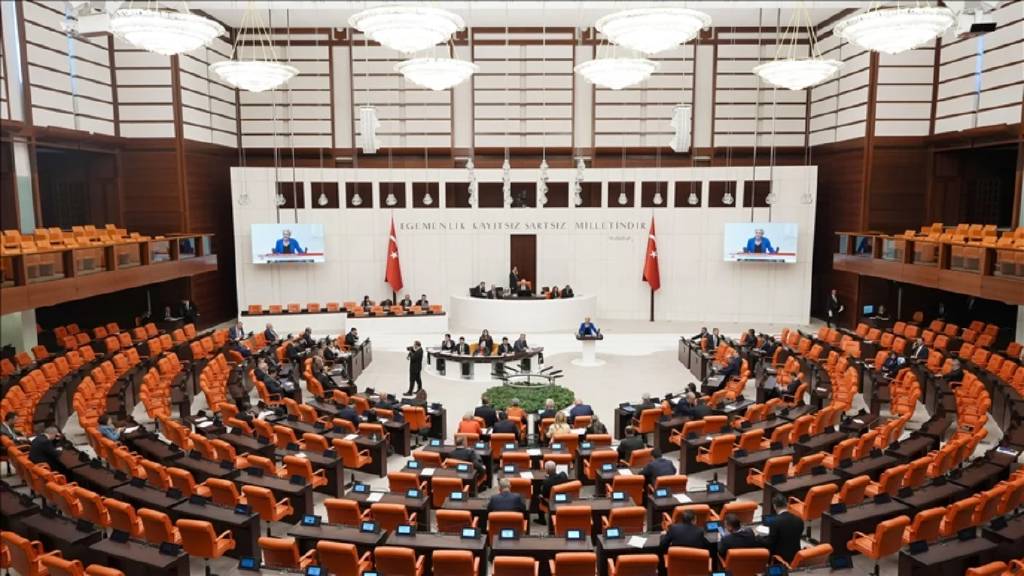 Trafikte kural ihlallerine yeni cezalar: Kanun teklifi, TBMM Adalet Komisyonu'nda