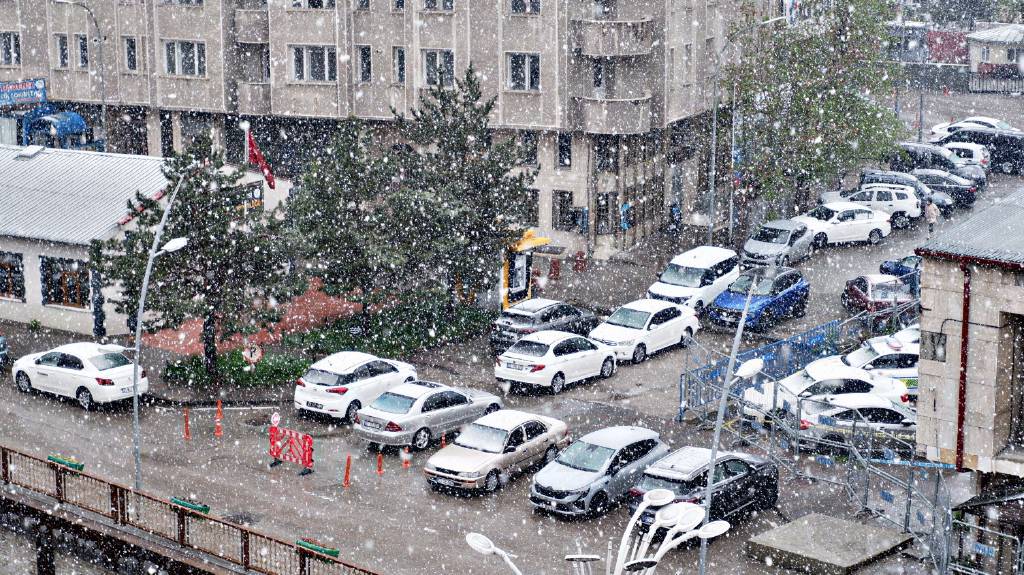 Burası Erzurum… Mayısın ortasında lapa lapa kar yağdı!