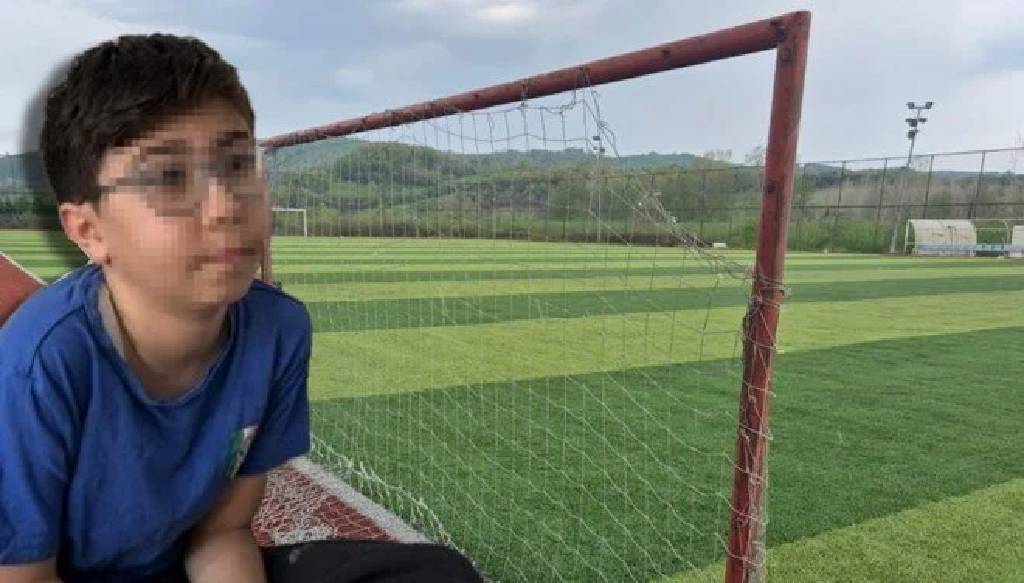 Kafasına kale direği düşen çocuk, çift görmeye başladı