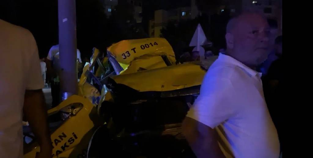 Mersin’de, taksi elektrik direğine çarptı: 2 ölü