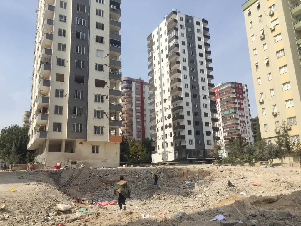 Milyonluk vurgun söz konusu! Depremde ölenlerin altınlarını zimmetine geçiren polis, ihraç edildi…