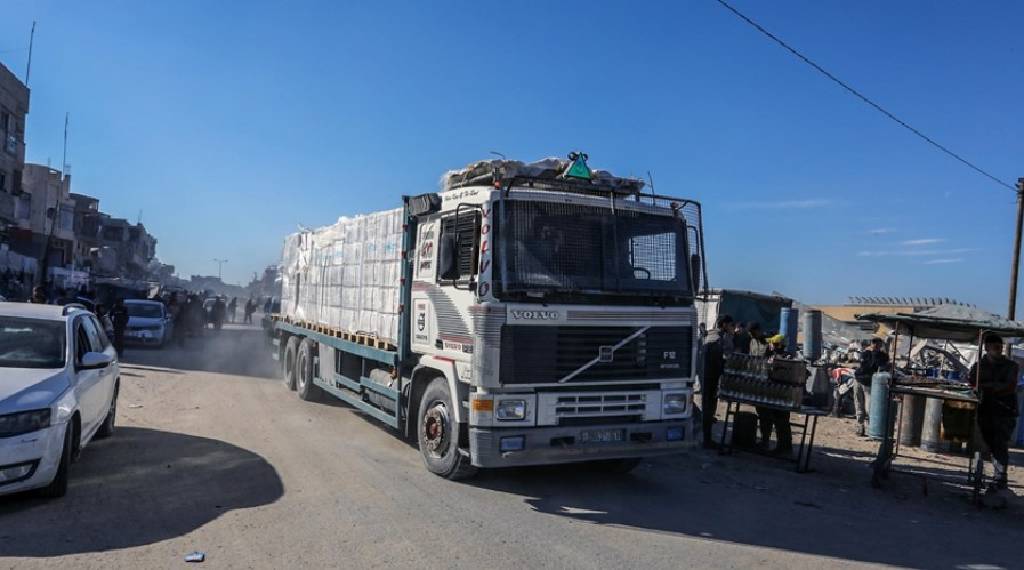 İsrail: Gazze'ye, cuma günü 83 yardım tırı girdi