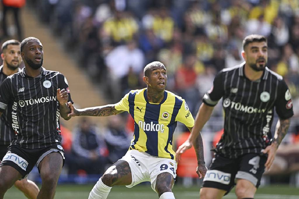Fenerbahçe, sezonu galibiyetle kapattı: Konyaspor'u geriden gelerek yendi