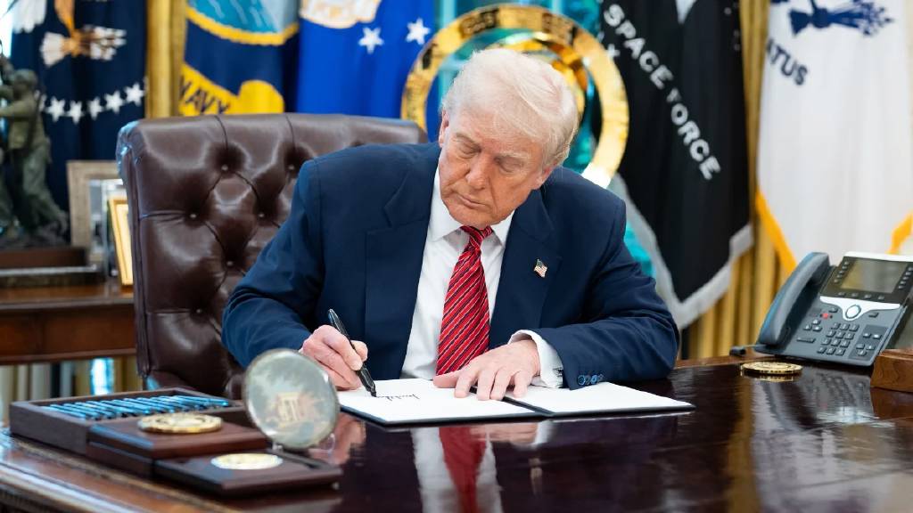 Trump: İngiltere ile çığır açan bir anlaşma yaptık