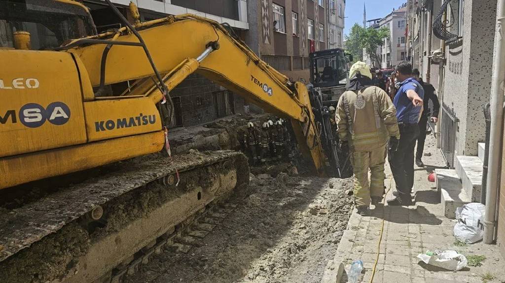 İstanbul'da yol çalışmasında göçük: Bir işçi mahsur kaldı