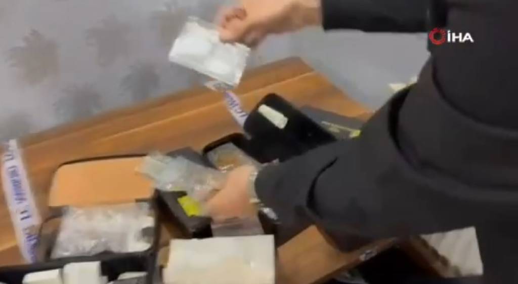 Olay yeri İstanbul! 250 milyon TL’lik kaçak pırlanta ve zümrüt polise takıldı…