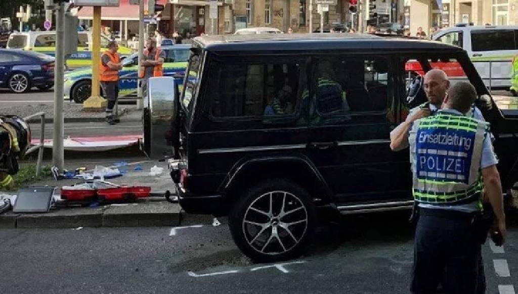 Almanya’da araç kalabalığa daldı! Çok sayıda kişi yaralandı...