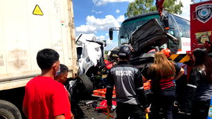 Filipinler'de otobüs araçlara çarptı: 10 ölü