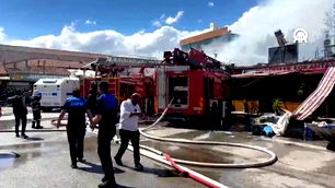 Erzincan’da iş yeri yangını: Çevredeki dükkanlara da sıçradı