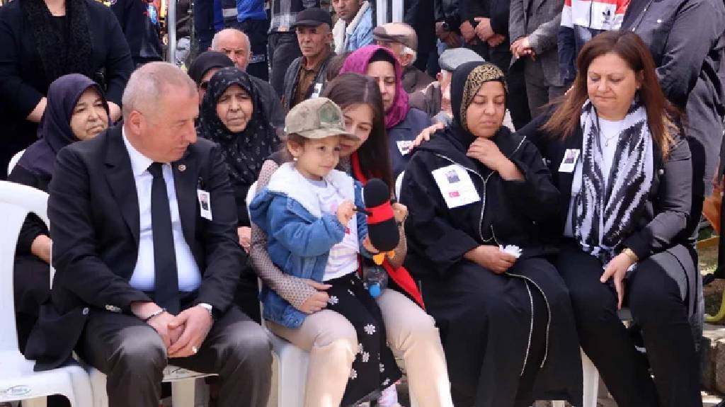 Şehit kızı Alya'nın sözleri yürek dağladı: 'Toplu iğne babama batıyor'