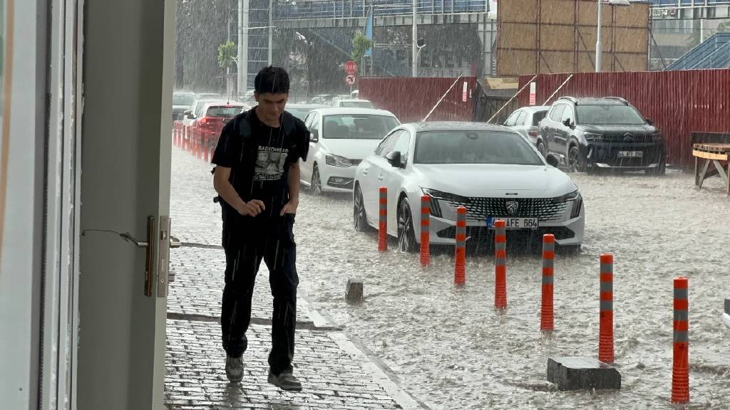 Malatya’yı sağanak vurdu: Cadde ve sokaklar göle döndü