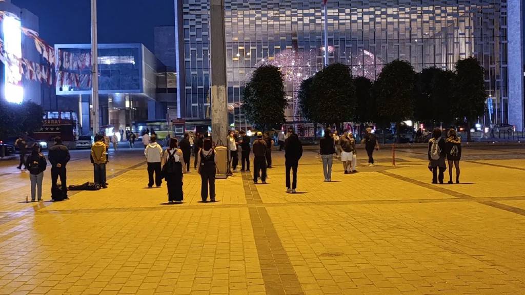 Taksim'de 'Duran Adam' eylemi: 18 kişi gözaltına alındı!