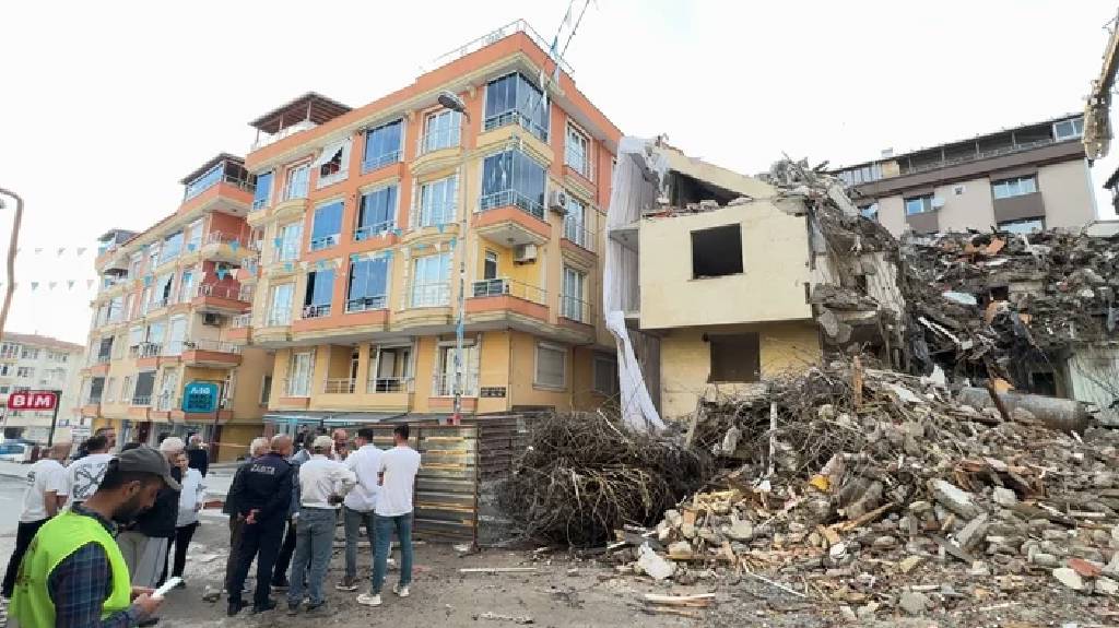 İstanbul'da yıkım paniği! Beton parçaları kayınca 4 bina boşaltıldı