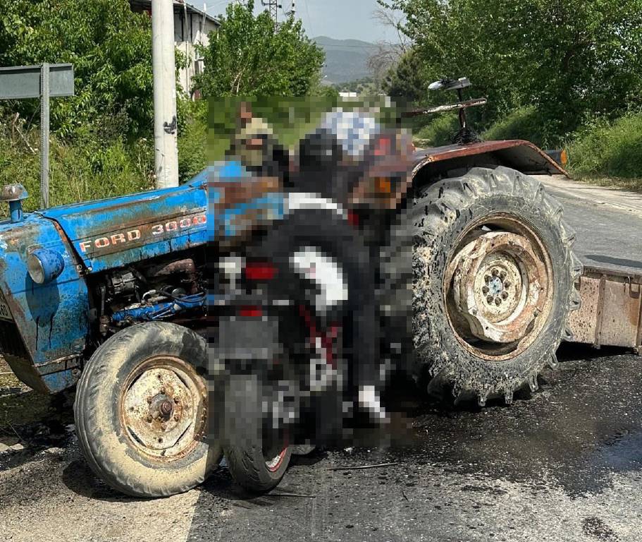 Aydın’da feci kaza! Motosiklet, traktöre ok gibi saplandı… 2’si üniversiteli, 3 kişi can verdi…