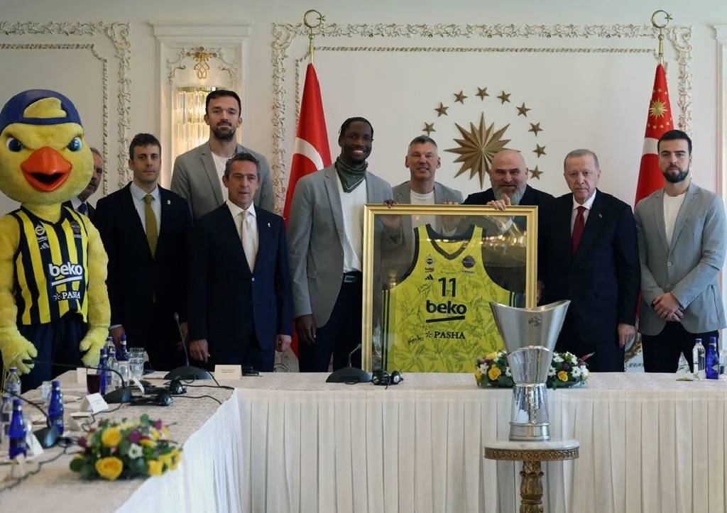 Cumhurbaşkanı Erdoğan, Fenerbahçe Beko'yu kabul etti: Nigel Hayes-Davis'ten forma hediyesi
